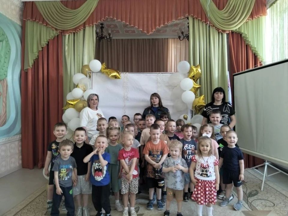Спасатели напомнили краснолучским дошкольникам правила пожарной безопасности Спасатели напомнили краснолучским дошкольникам правила пожарной безопасности