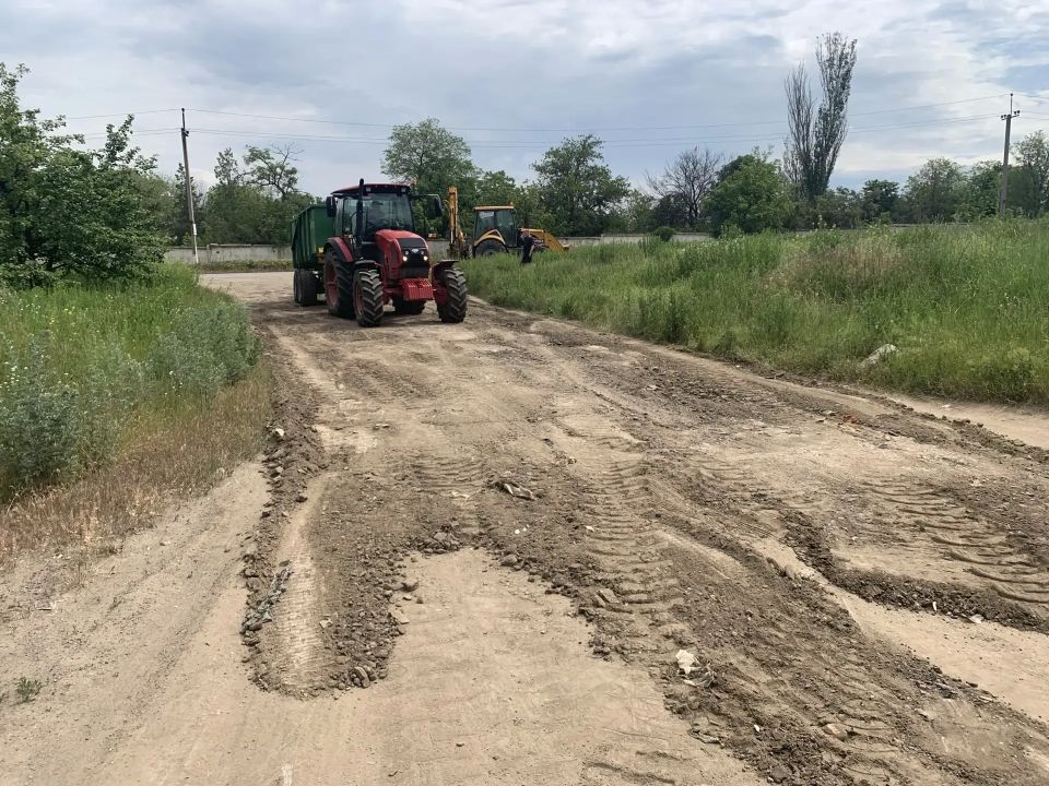 В Лутугино по просьбе жителей отсыпали участок дороги В Лутугино по просьбе жителей отсыпали участок дороги