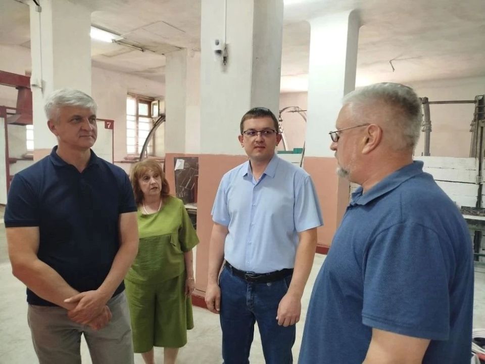 Сегодня, в рамках рабочей поездки, вместе с заместителем Председателя Совета городского округа Светланой Стрижаченко и уполномоченным представителем Брянской области в городе Брянке Евгением Бобовским посетили Брянковский... Сегодня, в рамках рабочей поездки, вместе с заместителем Председателя Совета городского округа Светланой Стрижаченко и уполномоченным представителем Брянской области в городе Брянке Евгением Бобовским посетили Брянковский...