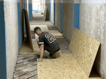 Сегодня совместно с начальником управления ЖКХ Администрации Иваном Макаровым посетили Краснолучскую детскую поликлинику