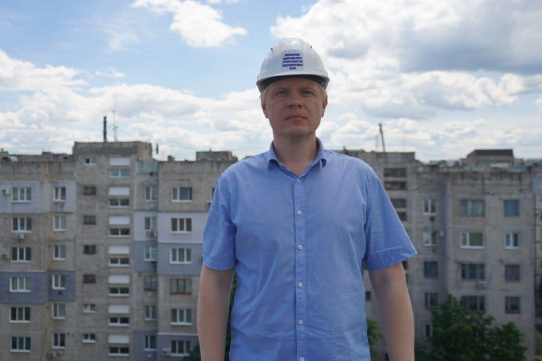 В Свердловске красноярские специалисты приступили к ремонту очередной кровли МКД В Свердловске красноярские специалисты приступили к ремонту очередной кровли МКД