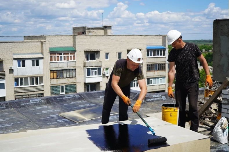 В Свердловске красноярские специалисты приступили к ремонту очередной кровли МКД В Свердловске красноярские специалисты приступили к ремонту очередной кровли МКД