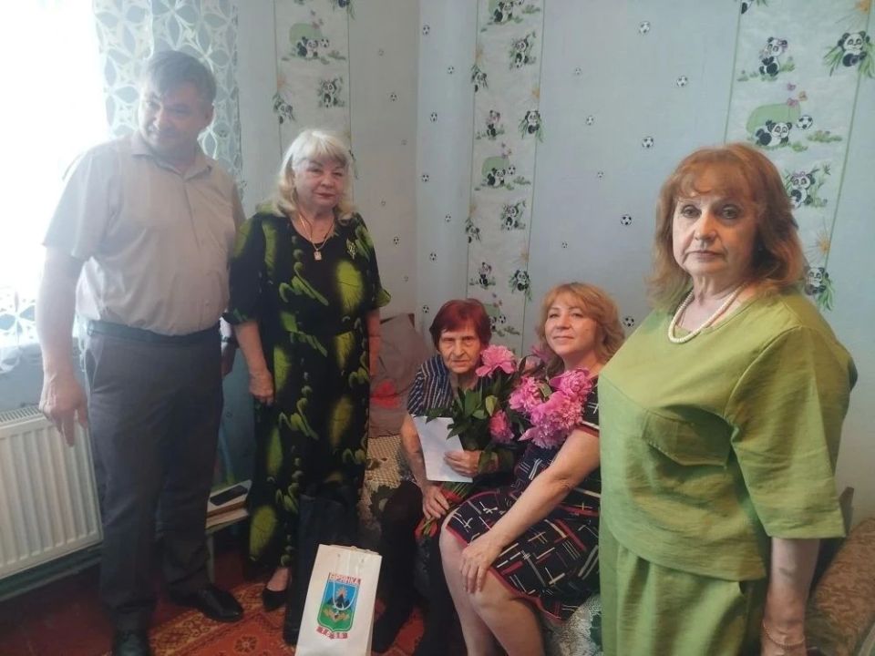 В городе Брянка торжественно поздравили с 94-летием двух замечательных женщин - Валентину Ключникову и Александру Рыхову В городе Брянка торжественно поздравили с 94-летием двух замечательных женщин - Валентину Ключникову и Александру Рыхову