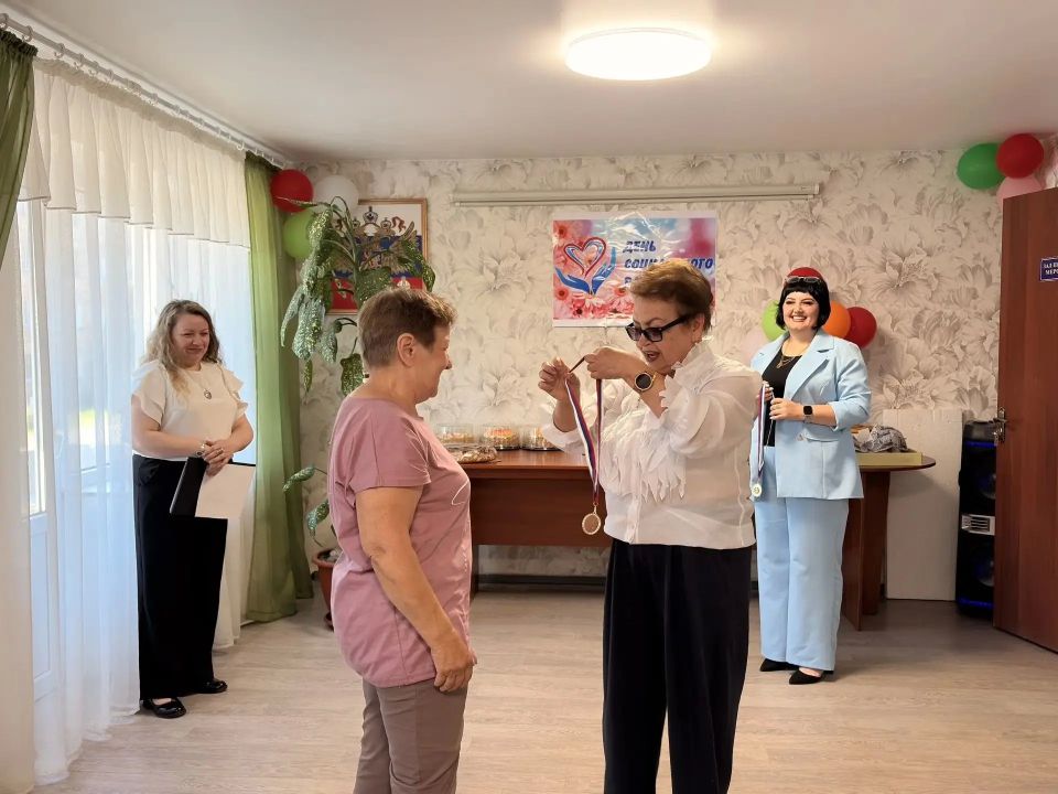 По зову сердца и долга: в Кировске отметили День социального работника По зову сердца и долга: в Кировске отметили День социального работника