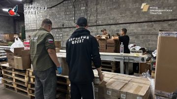 Волонтёры Молодёжки НФ собираются на гуманитарном складе Регионального исполкома НФ ЛНР, чтобы помочь тем, кто в этом нуждается, чтобы обеспечить поддержку всем, кто обратился за помощью