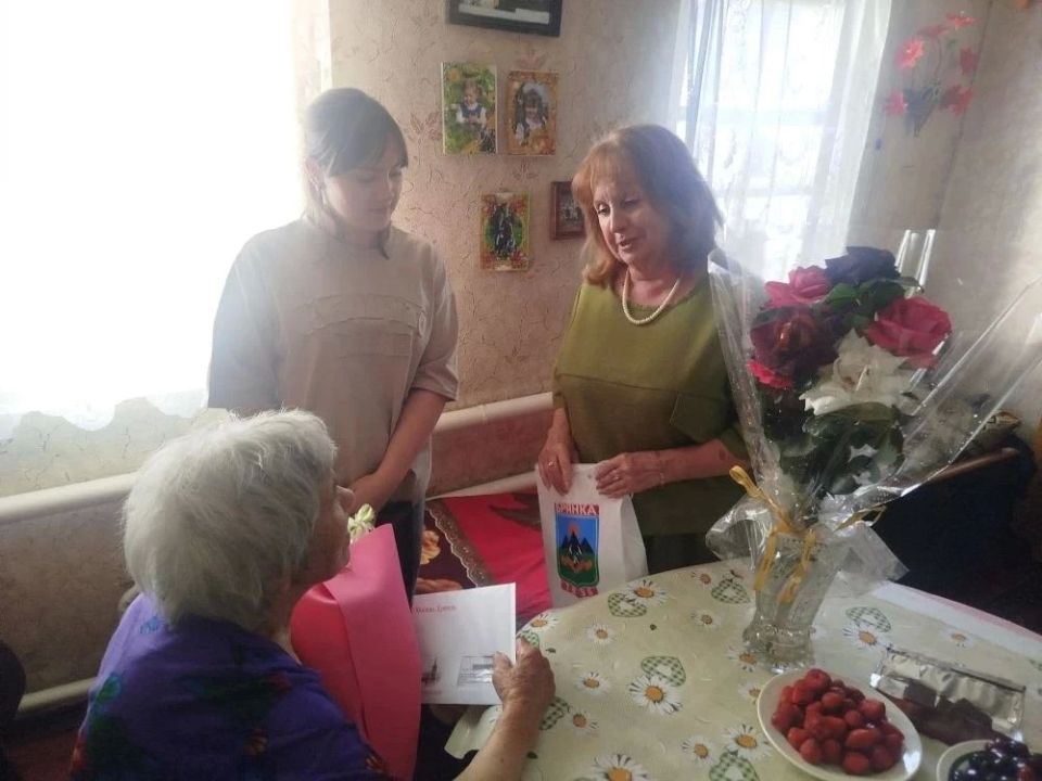 В городе Брянка торжественно поздравили с 94-летием двух замечательных женщин - Валентину Ключникову и Александру Рыхову В городе Брянка торжественно поздравили с 94-летием двух замечательных женщин - Валентину Ключникову и Александру Рыхову