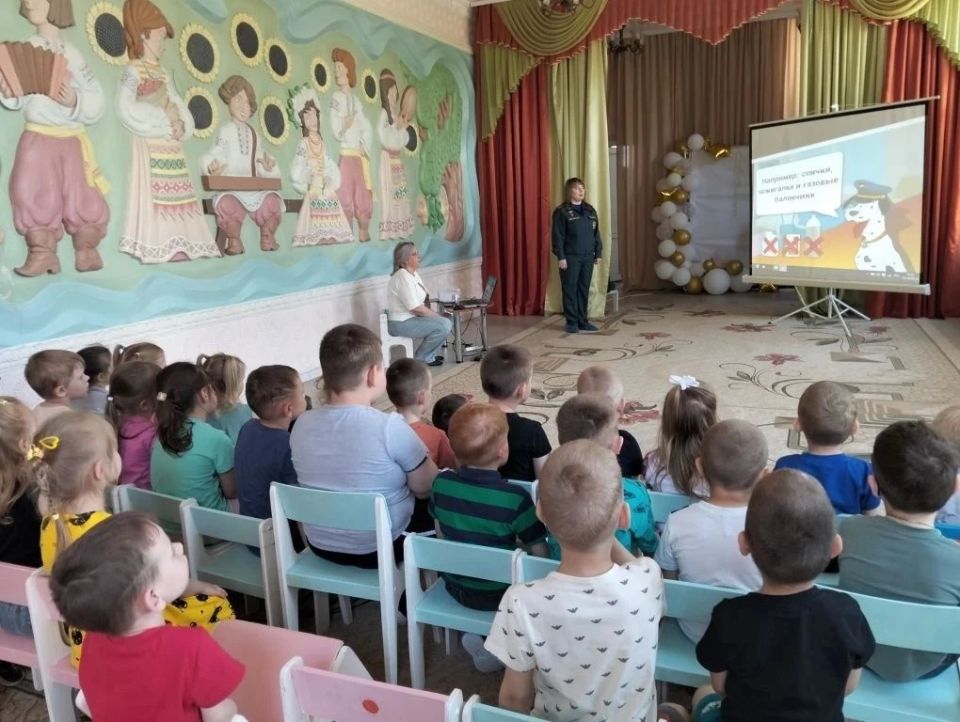 Спасатели напомнили краснолучским дошкольникам правила пожарной безопасности Спасатели напомнили краснолучским дошкольникам правила пожарной безопасности