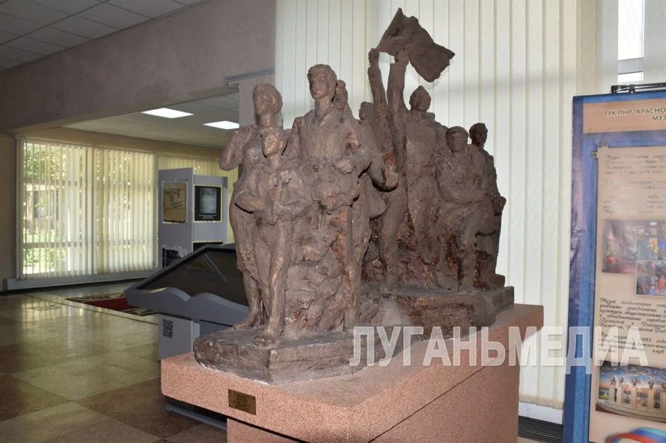 В Краснодонском музее «Молодая гвардия» в честь 100-летия Олега Кошевого прошел мемориальный час В Краснодонском музее «Молодая гвардия» в честь 100-летия Олега Кошевого прошел мемориальный час