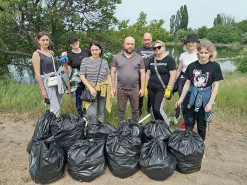 Сотрудники Лутугинского дома культуры очистили берег пруда в рамках акции «Воды России»