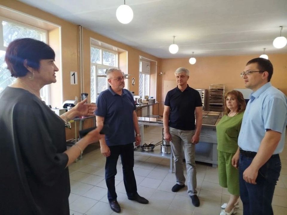 Сегодня, в рамках рабочей поездки, вместе с заместителем Председателя Совета городского округа Светланой Стрижаченко и уполномоченным представителем Брянской области в городе Брянке Евгением Бобовским посетили Брянковский... Сегодня, в рамках рабочей поездки, вместе с заместителем Председателя Совета городского округа Светланой Стрижаченко и уполномоченным представителем Брянской области в городе Брянке Евгением Бобовским посетили Брянковский...