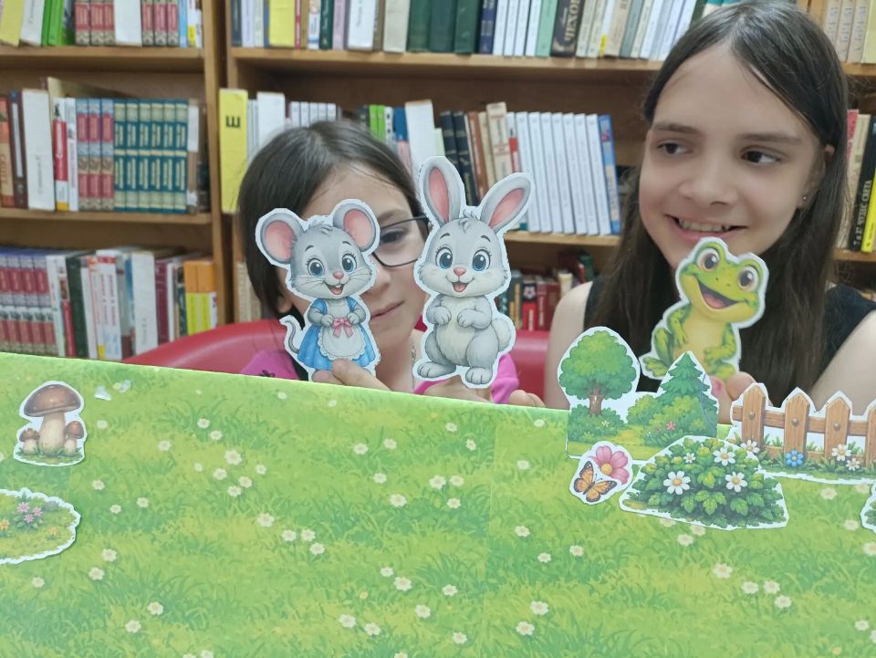 В Лутугинской детской библиотеке прошла программа «Театр сказок: читаем и играем» В Лутугинской детской библиотеке прошла программа «Театр сказок: читаем и играем»