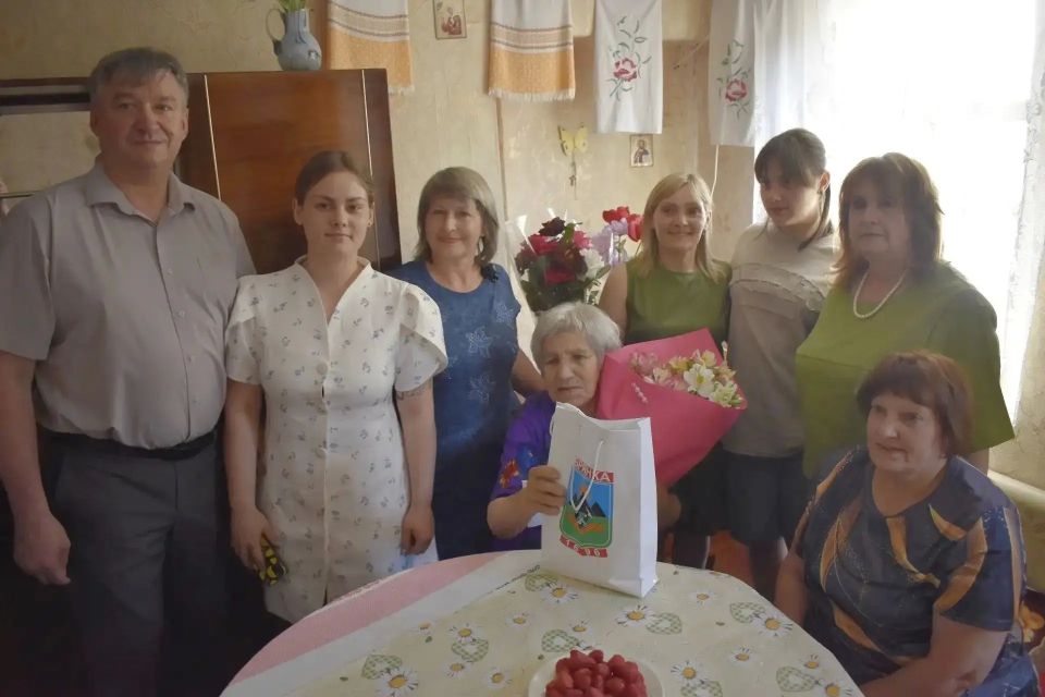 В городе Брянка торжественно поздравили с 94-летием двух замечательных женщин - Валентину Ключникову и Александру Рыхову В городе Брянка торжественно поздравили с 94-летием двух замечательных женщин - Валентину Ключникову и Александру Рыхову