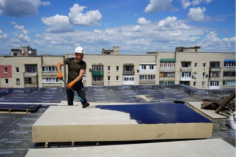 В Свердловске красноярские специалисты приступили к ремонту очередной кровли МКД В Свердловске красноярские специалисты приступили к ремонту очередной кровли МКД
