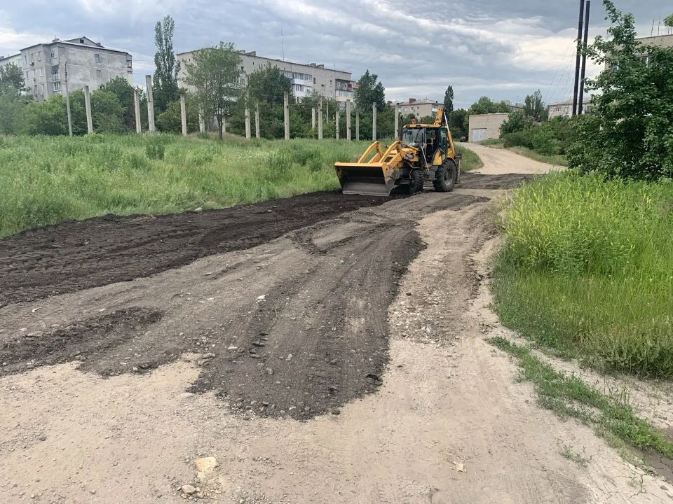 В Лутугино по просьбе жителей отсыпали участок дороги В Лутугино по просьбе жителей отсыпали участок дороги