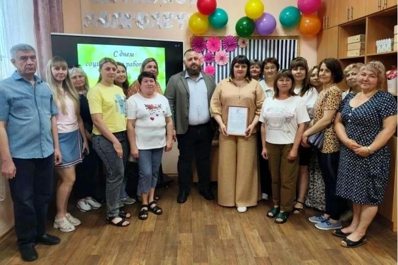 Тепло сердец и профессионализм: ко Дню социального работника в Свердловском комплексном центре состоялся ряд мероприятий Тепло сердец и профессионализм: ко Дню социального работника в Свердловском комплексном центре состоялся ряд мероприятий