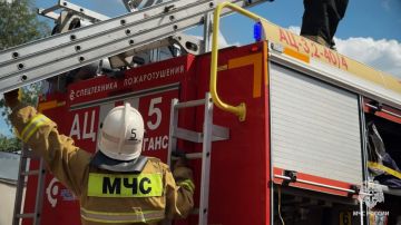 В Луганске спасатели эвакуировали двадцать жильцов из горящей пятиэтажки