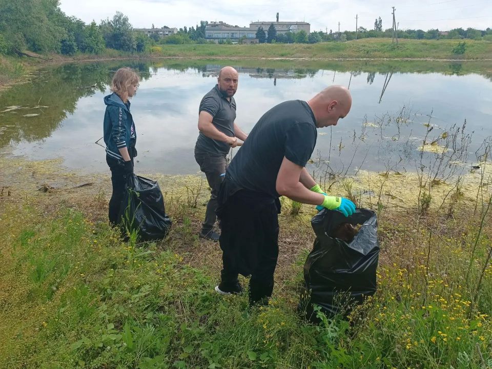 Сотрудники Лутугинского дома культуры очистили берег пруда в рамках акции «Воды России» Сотрудники Лутугинского дома культуры очистили берег пруда в рамках акции «Воды России»