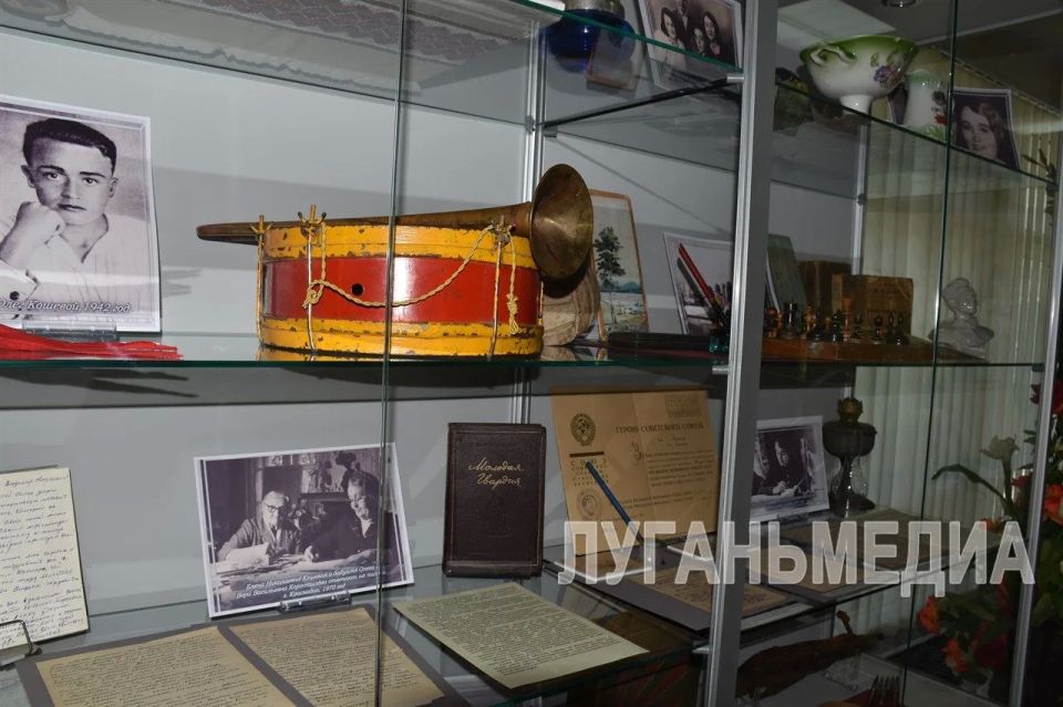 В Краснодонском музее «Молодая гвардия» в честь 100-летия Олега Кошевого прошел мемориальный час В Краснодонском музее «Молодая гвардия» в честь 100-летия Олега Кошевого прошел мемориальный час