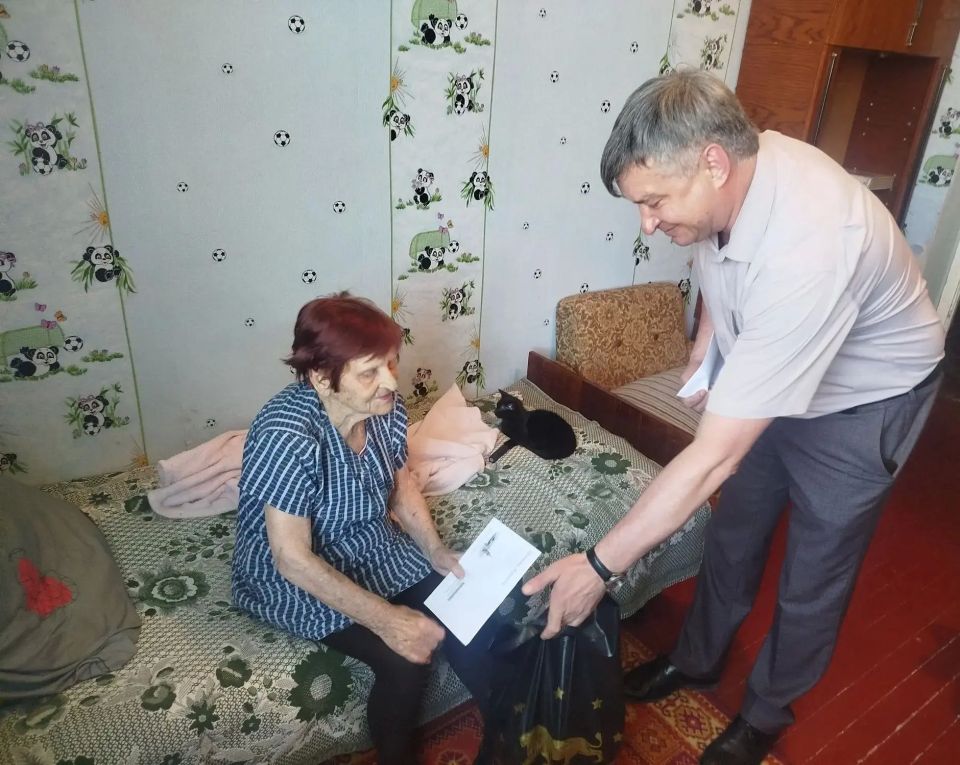 В городе Брянка торжественно поздравили с 94-летием двух замечательных женщин - Валентину Ключникову и Александру Рыхову