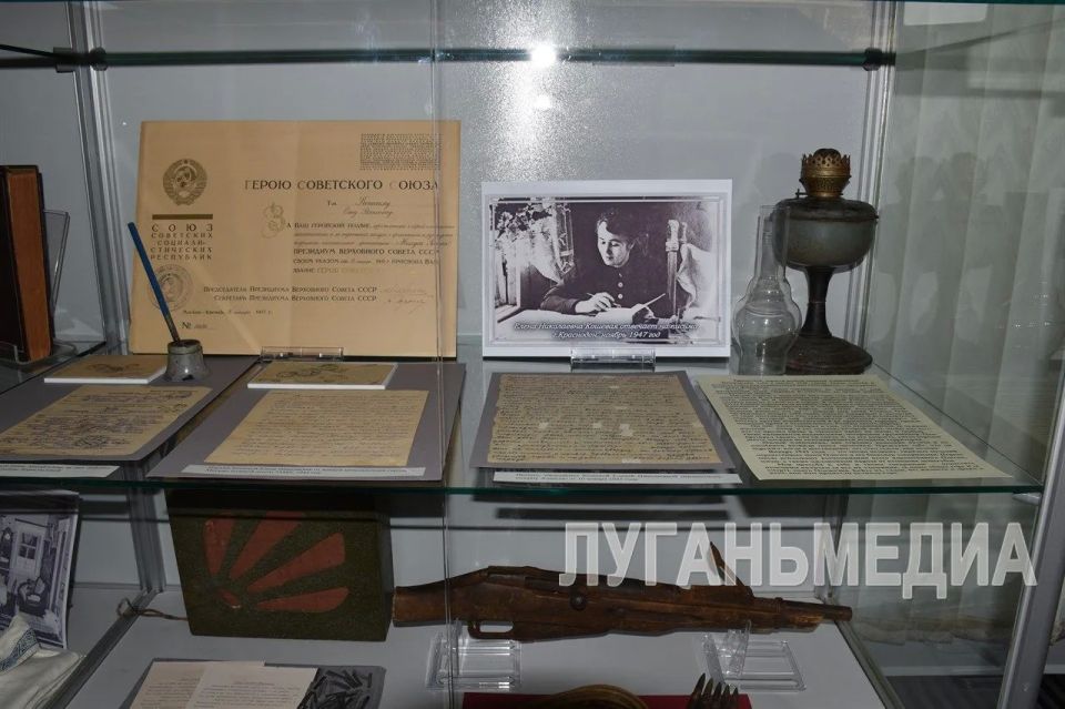 В Краснодонском музее «Молодая гвардия» в честь 100-летия Олега Кошевого прошел мемориальный час В Краснодонском музее «Молодая гвардия» в честь 100-летия Олега Кошевого прошел мемориальный час
