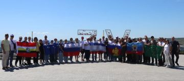 Вераны СВО и участники программы «Время героев» возложили цветы к Обелиску Славы в Керчи