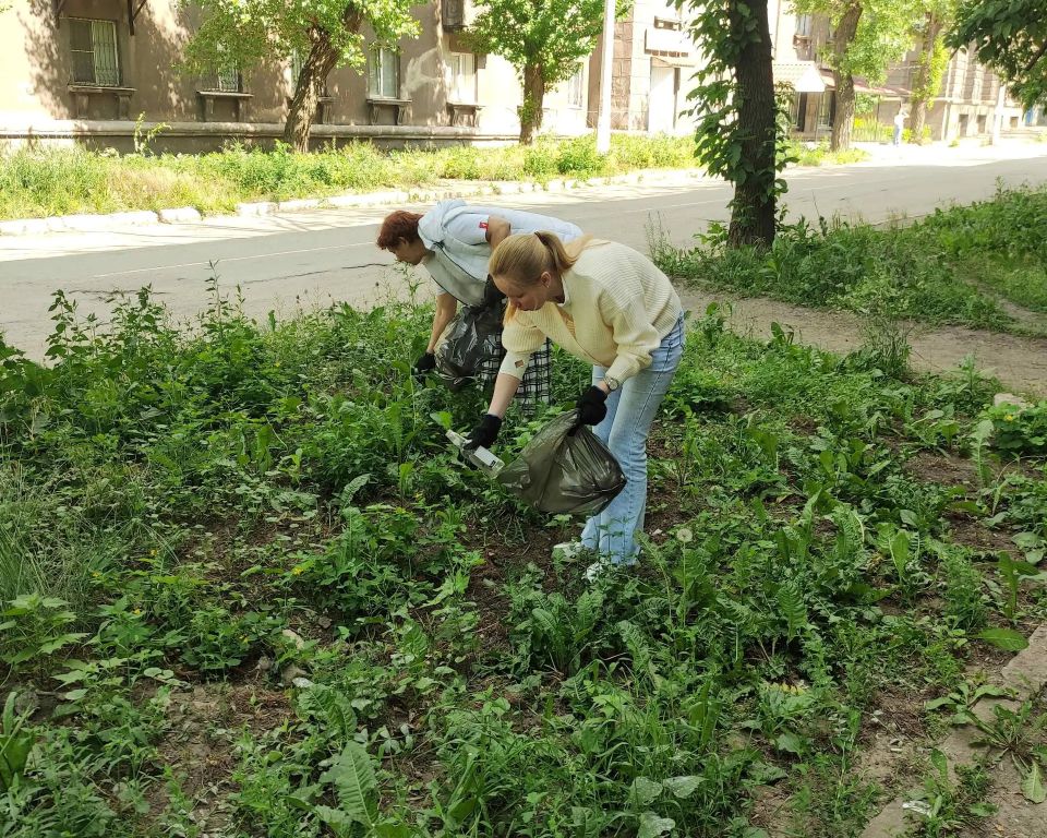 Сотрудники Алчевского городского исторического музея приняли участие в субботнике Сотрудники Алчевского городского исторического музея приняли участие в субботнике