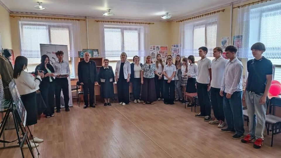 Юрий Юров передал в стахановскую школу стенд Героя РФ Станислава Харина Юрий Юров передал в стахановскую школу стенд Героя РФ Станислава Харина