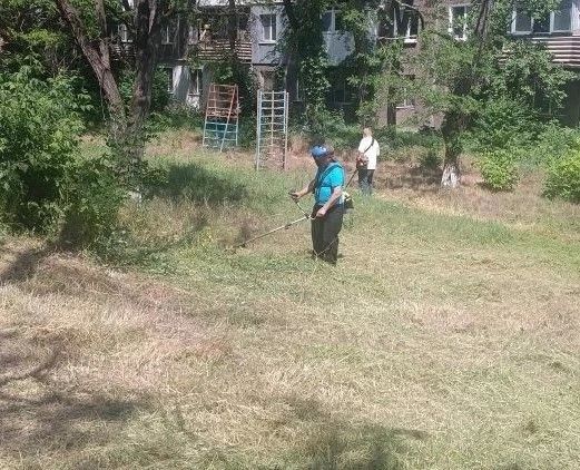 Службы ЖКХ продолжают работы по покосу травы на территории города Службы ЖКХ продолжают работы по покосу травы на территории города