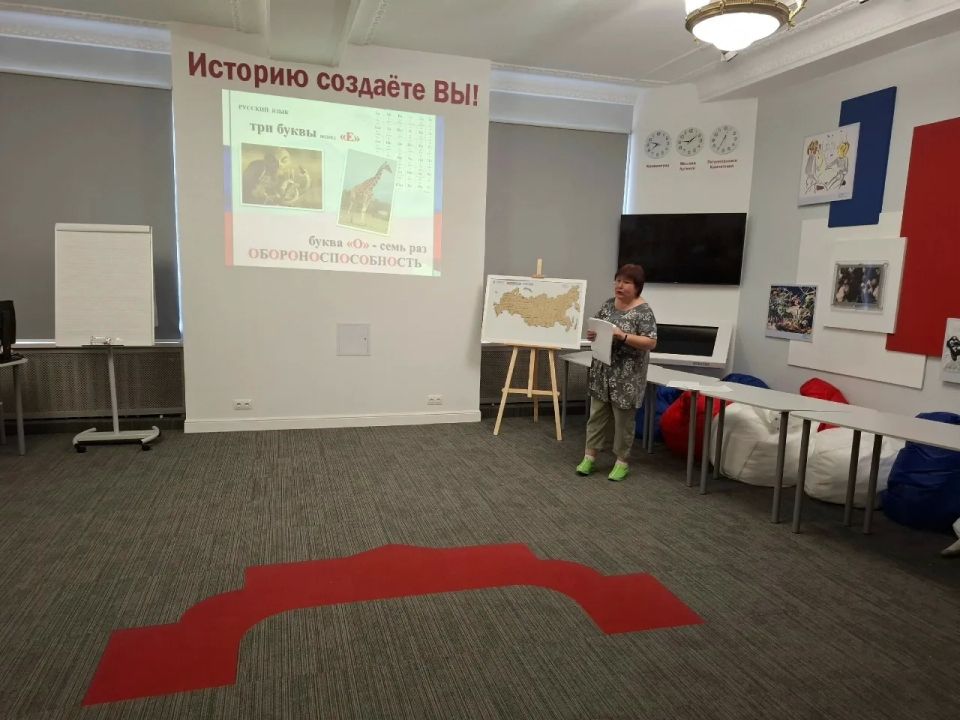 В Лутугинском доме культуры прошла программа «Все мы разные, а Россия одна» В Лутугинском доме культуры прошла программа «Все мы разные, а Россия одна»