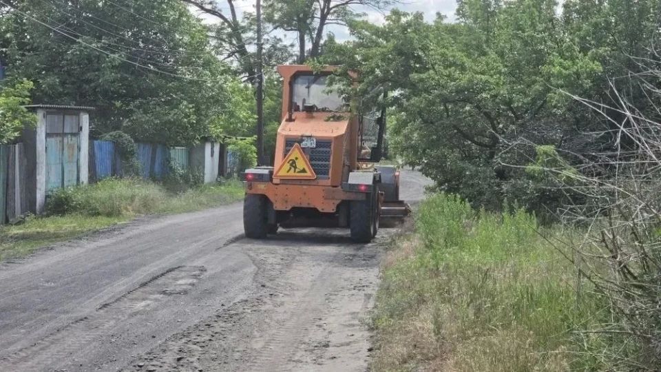 В Ровеньках продолжается работа по улучшению состояния дорог В Ровеньках продолжается работа по улучшению состояния дорог
