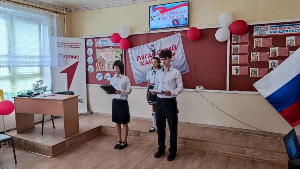 Юрий Юров передал в стахановскую школу стенд Героя РФ Станислава Харина Юрий Юров передал в стахановскую школу стенд Героя РФ Станислава Харина