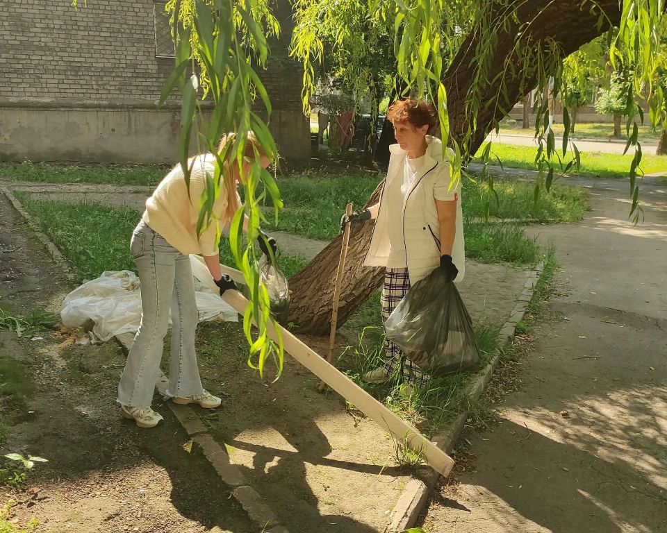 Сотрудники Алчевского городского исторического музея приняли участие в субботнике Сотрудники Алчевского городского исторического музея приняли участие в субботнике