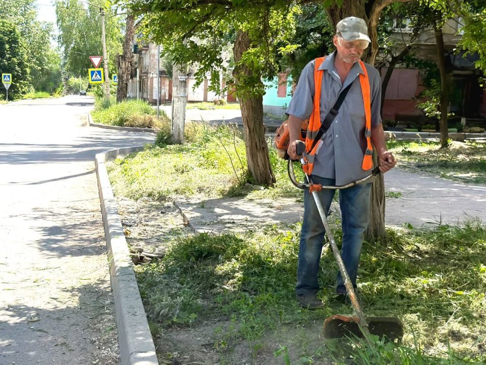 Сергей Колягин: С раннего утра сотрудники Муниципального унитарного предприятия «Комбинат коммунальных услуг города Первомайска» активно занимались улучшением состояния городских территорий Сергей Колягин: С раннего утра сотрудники Муниципального унитарного предприятия «Комбинат коммунальных услуг города Первомайска» активно занимались улучшением состояния городских территорий