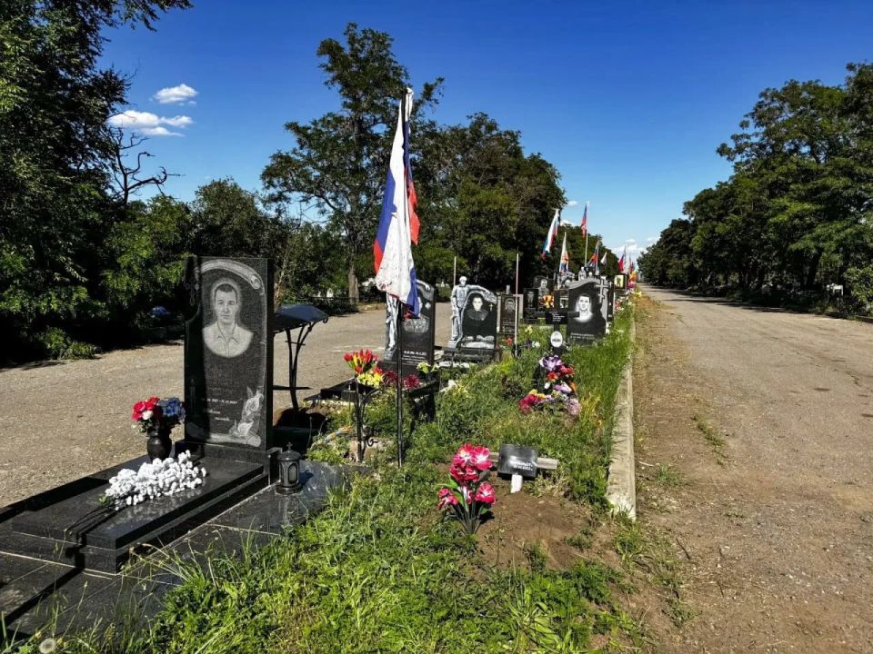 В Луганске водитель устроил ДТП на «Аллее Славы» — повреждены три надгробия В Луганске водитель устроил ДТП на «Аллее Славы» — повреждены три надгробия