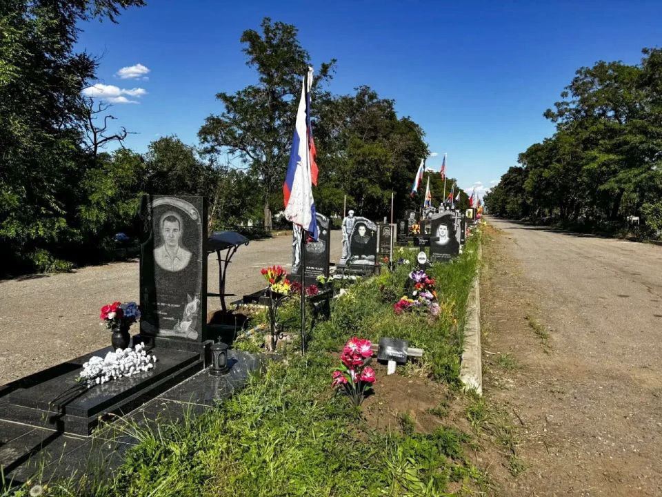 Луганчанин устроил ДТП на кладбище и повредил три надгробия Луганчанин устроил ДТП на кладбище и повредил три надгробия