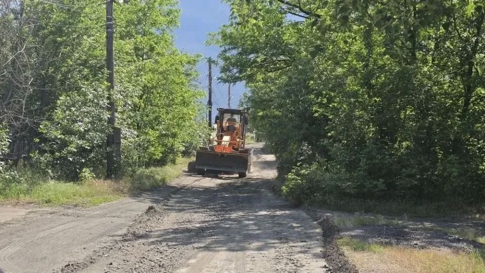 В Ровеньках продолжается работа по улучшению состояния дорог В Ровеньках продолжается работа по улучшению состояния дорог