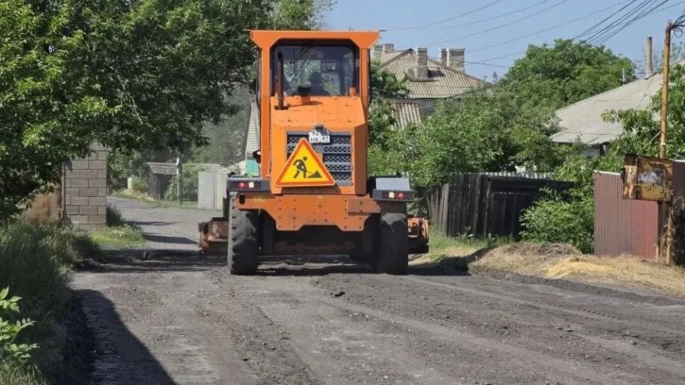 В Ровеньках продолжается работа по улучшению состояния дорог В Ровеньках продолжается работа по улучшению состояния дорог