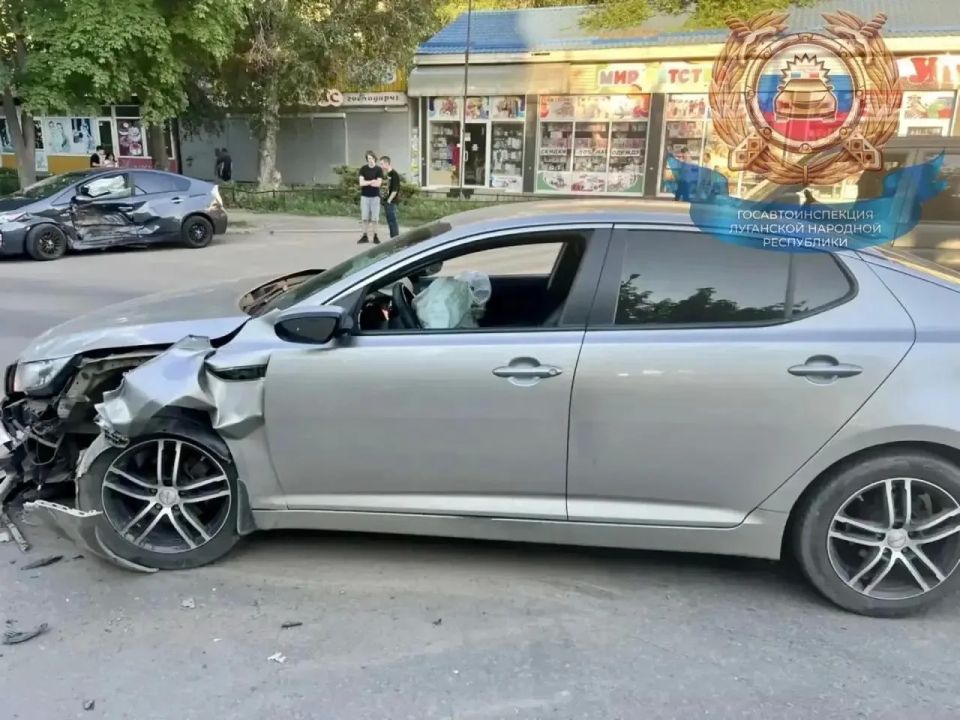 На перекрестке в Луганске не разъехались Toyota и Kia