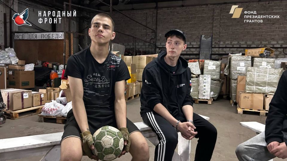 Актив Молодёжки НФ ЛНР собрался вместе, чтобы обсудить итоги рабочего дня Актив Молодёжки НФ ЛНР собрался вместе, чтобы обсудить итоги рабочего дня