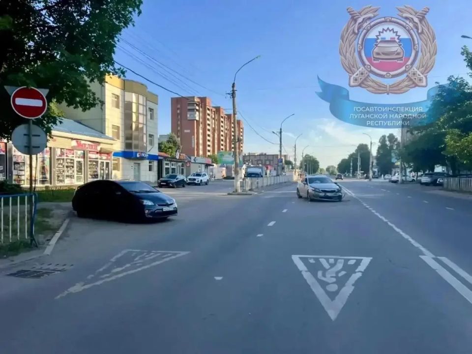 На перекрестке в Луганске не разъехались Toyota и Kia На перекрестке в Луганске не разъехались Toyota и Kia