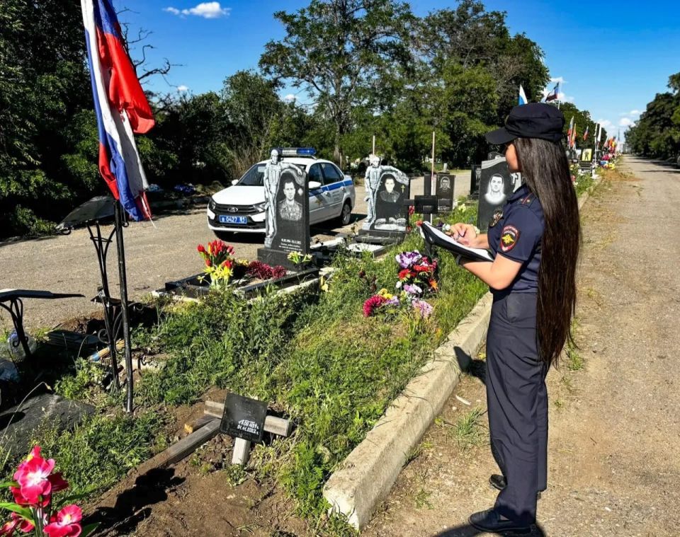 В Луганске водитель устроил ДТП на «Аллее Славы» — повреждены три надгробия
