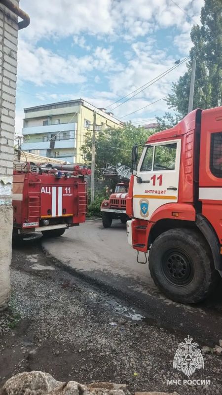 В Антраците сотрудники МЧС России эвакуировали 68-летнюю женщину из горящей квартиры