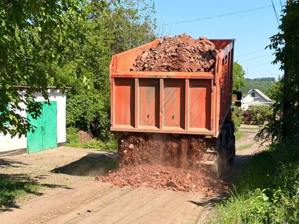 Сергей Колягин: С раннего утра сотрудники Муниципального унитарного предприятия «Комбинат коммунальных услуг города Первомайска» активно занимались улучшением состояния городских территорий Сергей Колягин: С раннего утра сотрудники Муниципального унитарного предприятия «Комбинат коммунальных услуг города Первомайска» активно занимались улучшением состояния городских территорий