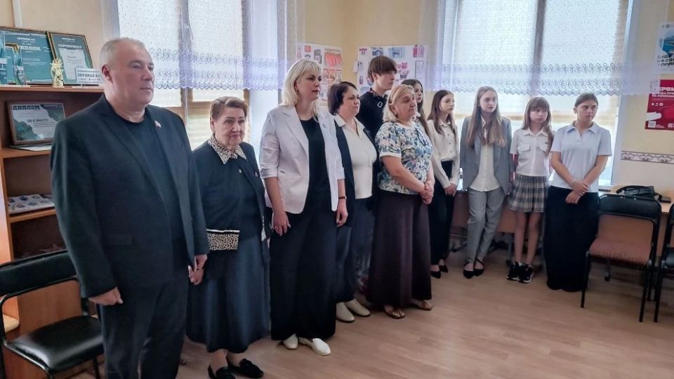 Юрий Юров передал в стахановскую школу стенд Героя РФ Станислава Харина Юрий Юров передал в стахановскую школу стенд Героя РФ Станислава Харина