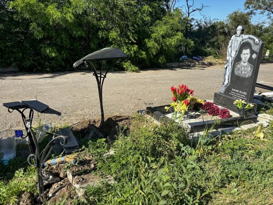 В Луганске водитель устроил ДТП на «Аллее Славы» — повреждены три надгробия В Луганске водитель устроил ДТП на «Аллее Славы» — повреждены три надгробия