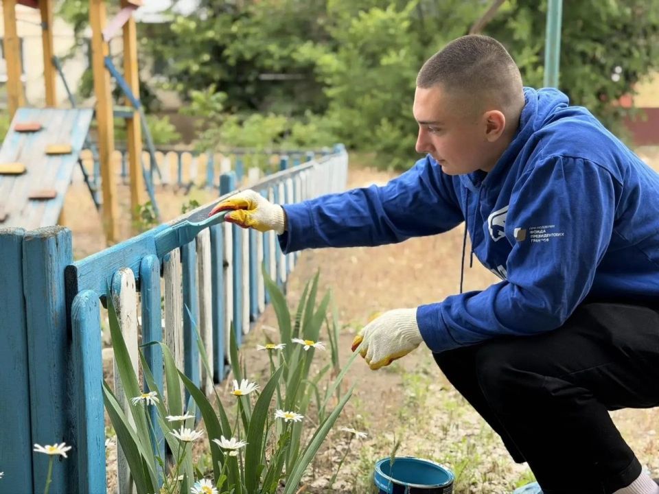 От слов — к делу: в Северодонецке в рамках акции «Яркое детство» единороссы преобразили детскую площадку