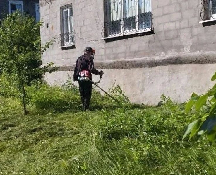 Службы ЖКХ продолжают работы по покосу травы на территории города Службы ЖКХ продолжают работы по покосу травы на территории города