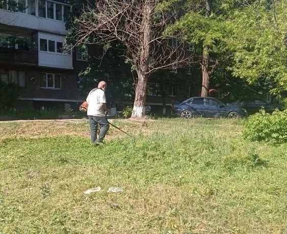 Службы ЖКХ продолжают работы по покосу травы на территории города Службы ЖКХ продолжают работы по покосу травы на территории города