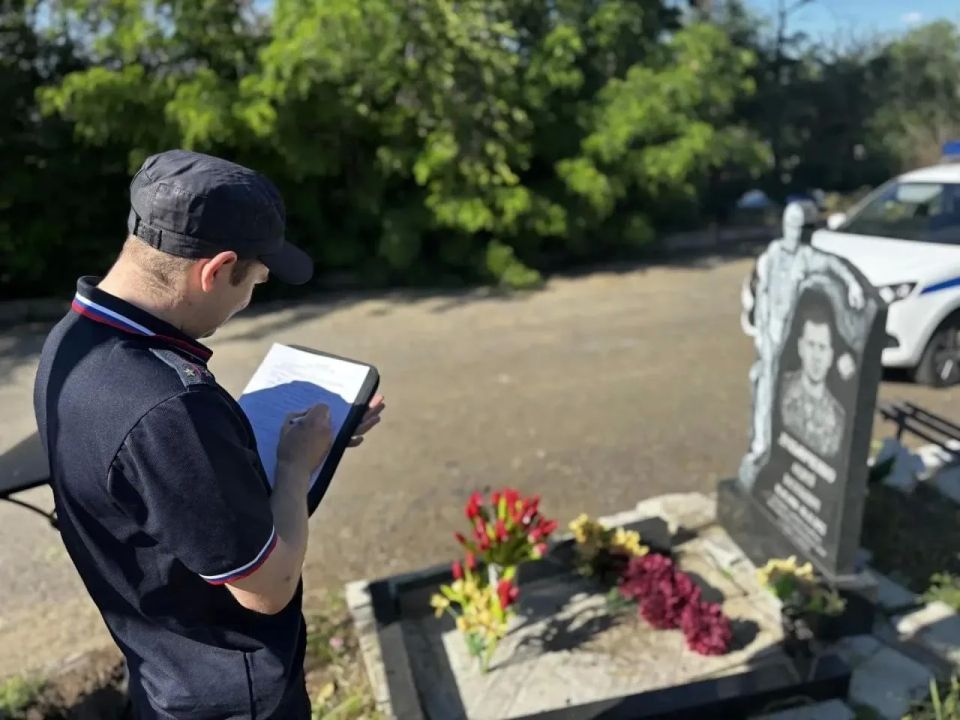 Мужик на машине проехался по кладбищу в Луганске Мужик на машине проехался по кладбищу в Луганске