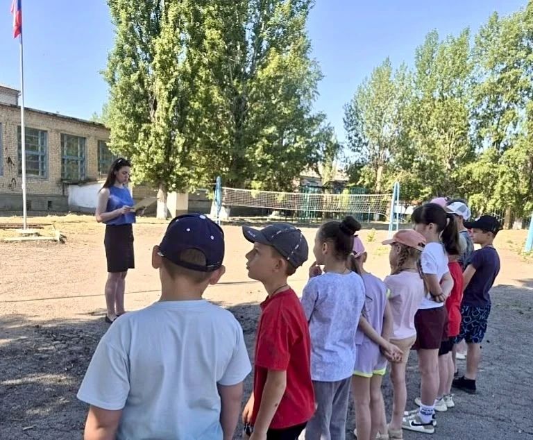 Воспитанники лагеря Лутугинской школы №2 побывали на празднике ко Дню России